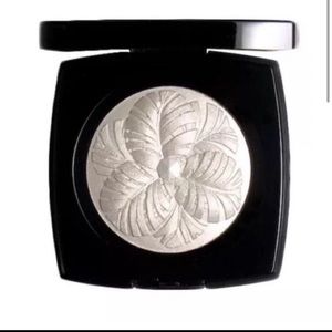 COPY - Limited addition Chanel camelia de plumes highlighter